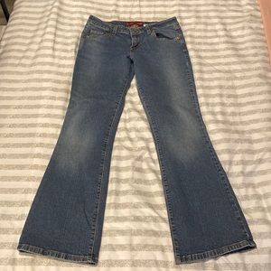 Classic Levi’s super low rise bootcut size 5 short Junior.